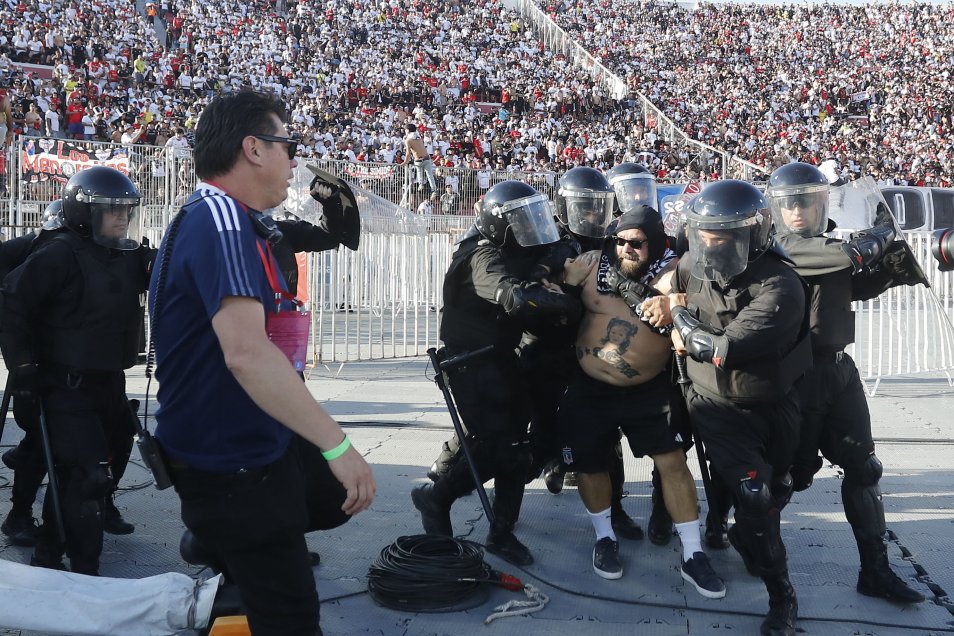 Los incidentes que protagonizaron los hinchas de Colo Colo en el Nacional