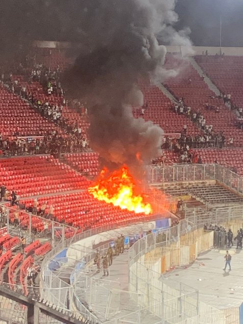 El incendio provocado por hinchas de Colo Colo en la galería norte del Estadio Nacional