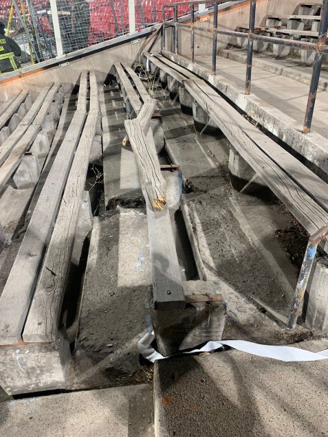 Así quedaron las butacas tras el incendio provocado por hinchas de Colo Colo
