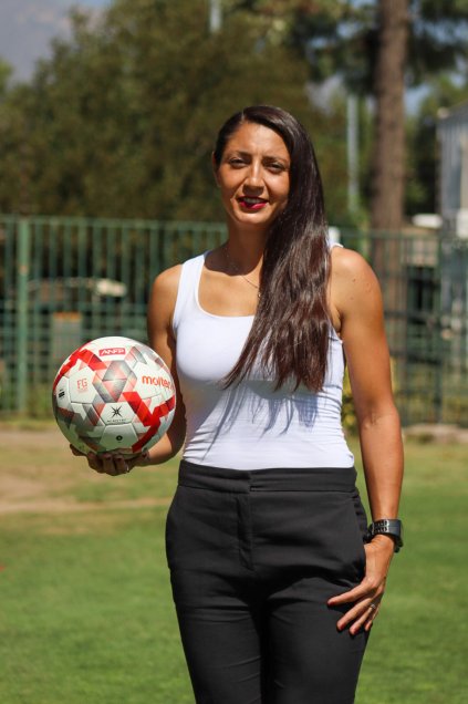 Dione Rissios, la árbitra que debutará en la máxima categoría del fútbol chileno