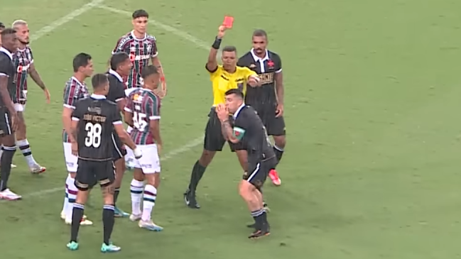 “Es repugnante”: Vasco disparó contra el arbitraje tras la expulsión de Gary Medel