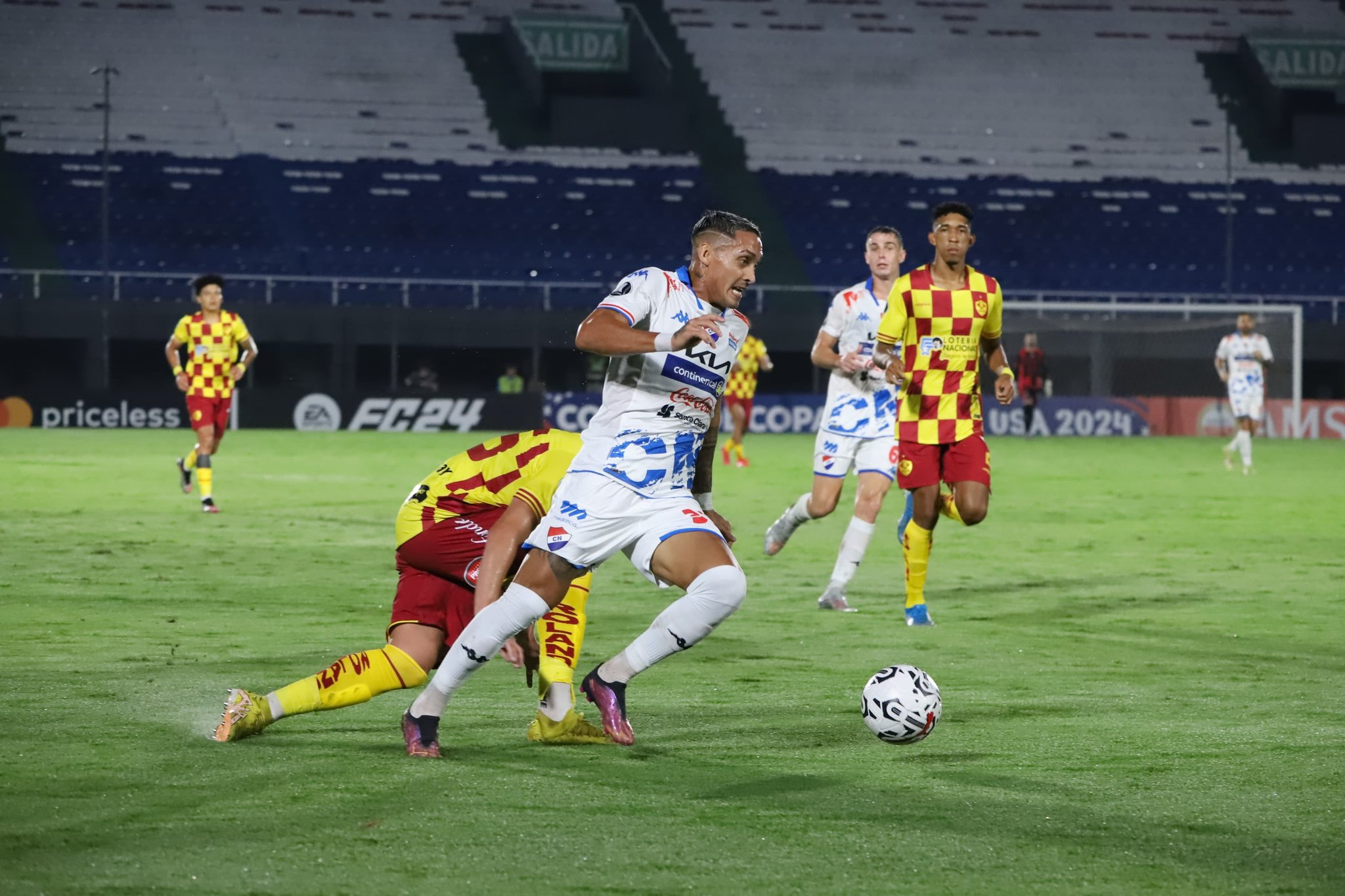 Nacional de Asunción dio vuelta la llave ante Aucas y avanzó en la Copa Libertadores