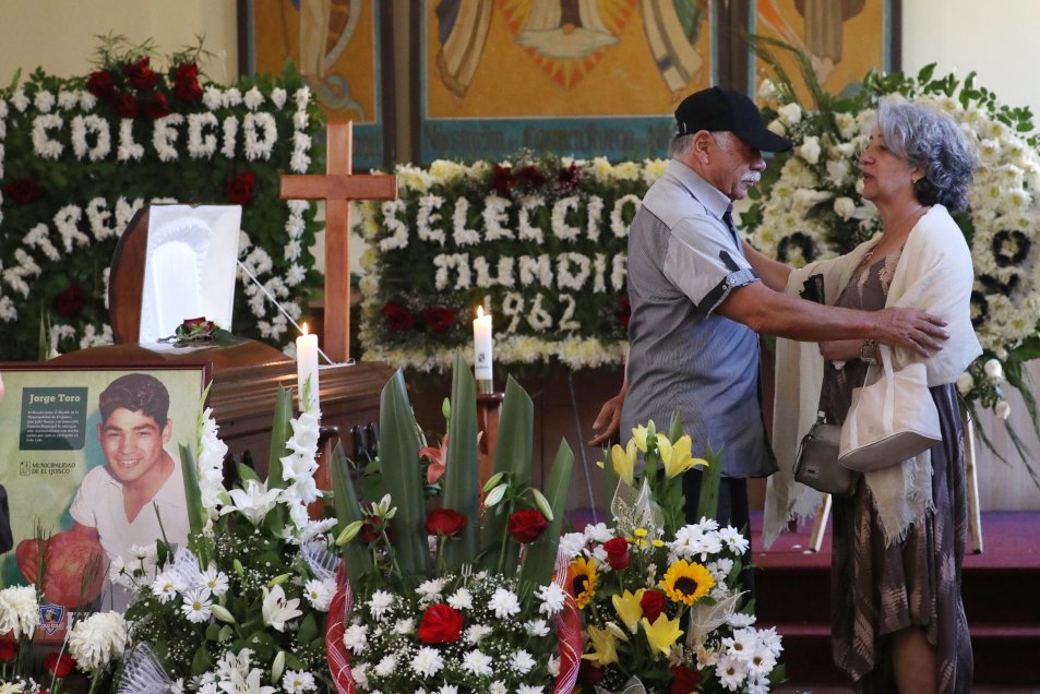 Leyendas y dirigentes de Colo Colo participaron en responso de Jorge Toro