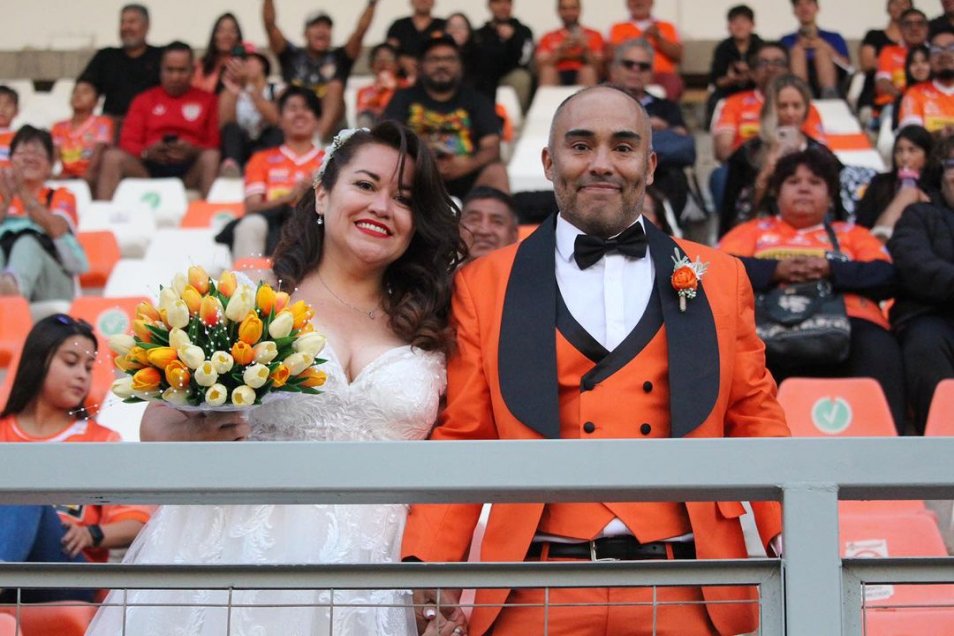 Recién casados llegaron a Calama para ver el retorno de Cobreloa a Primera División