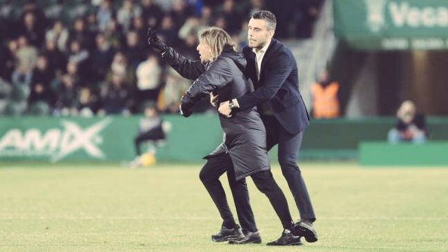 ¡Descontrolado! Beccacece explotó contra el árbitro por un gol anulado a Elche