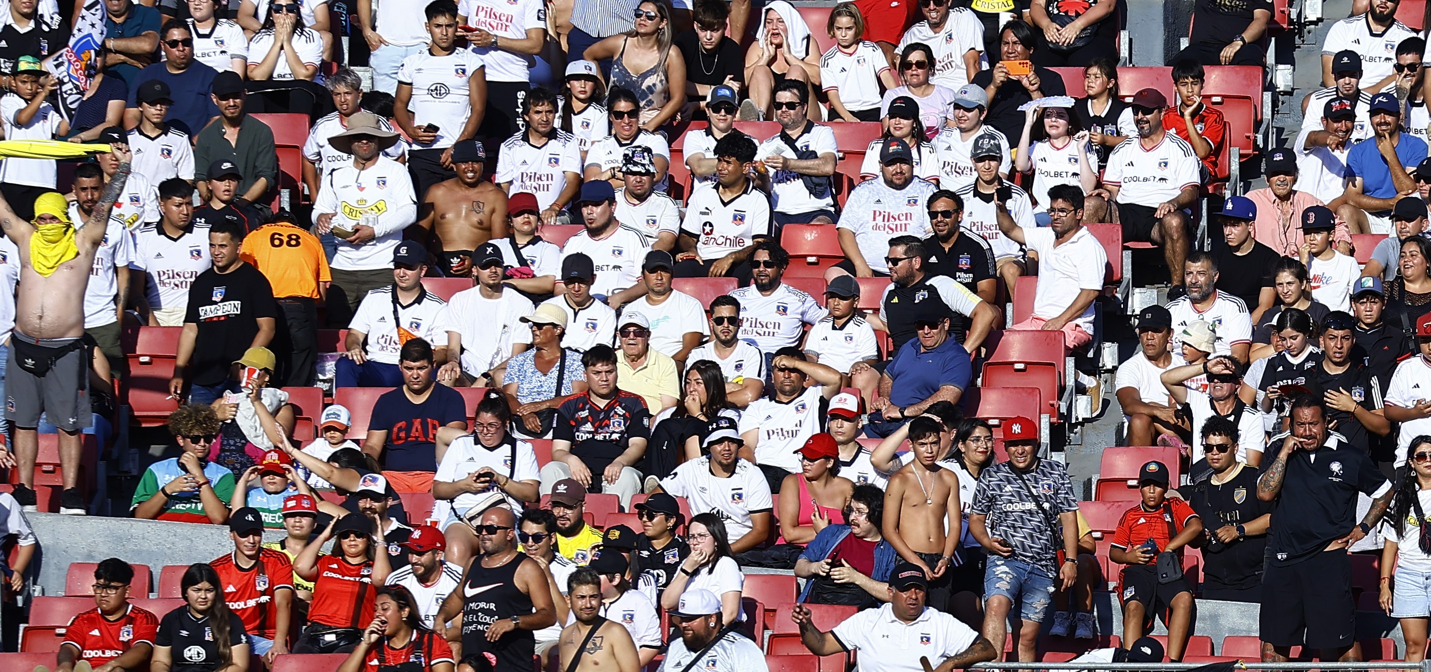 Bus con hinchas de Colo Colo fue detenido en Argentina por transporte de drogas y armas blancas