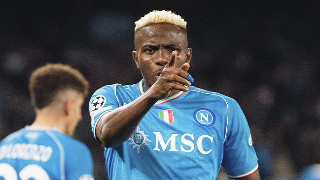 Osimhen marcó el empate para Napoli en el apretado duelo ante Barcelona