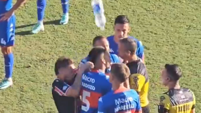 Partido en la Copa Argentina fue suspendido por botellazo en la cabeza a un jugador