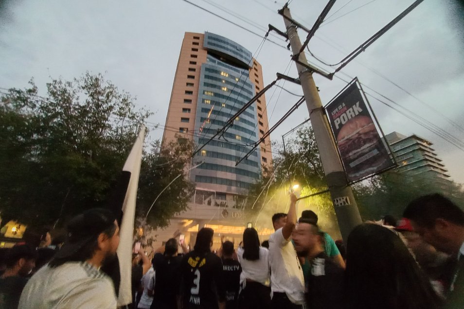 El aliento de los hinchas a Colo Colo en Mendoza antes del debut en la Copa Libertadores