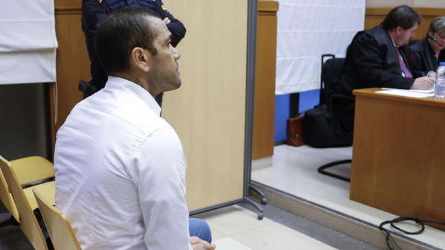 Dani Alves fue condenado a cuatro años y medio de cárcel por violar a una joven en Barcelona