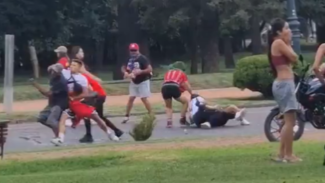 Grupos de hinchas de Colo Colo se trenzaron a golpes en inmediaciones del Malvinas Argentinas