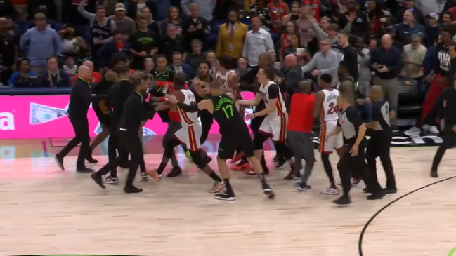 New Orleans Pelicans y Miami Heat protagonizaron una pelea en pleno partido de la NBA