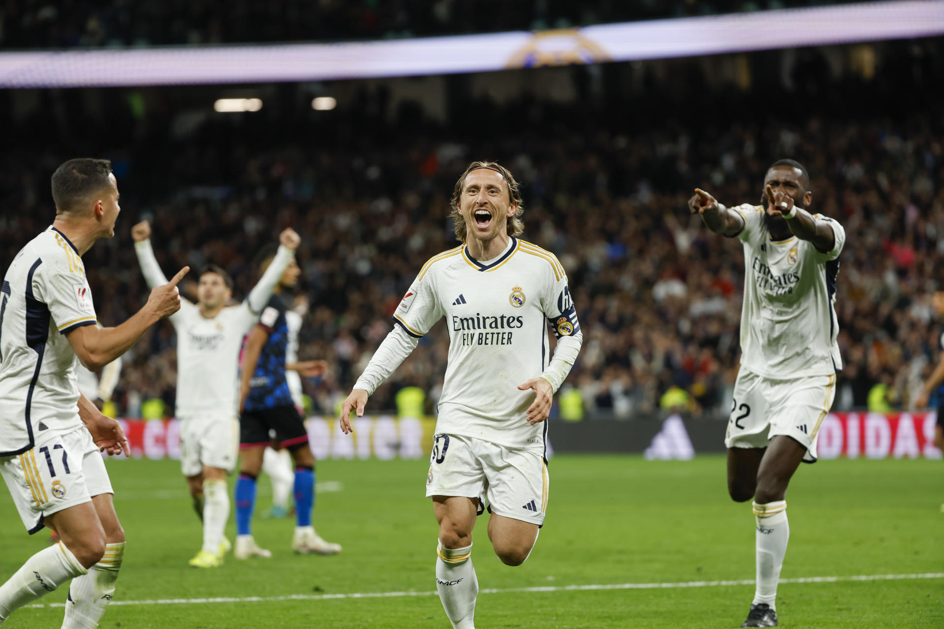 Real Madrid ganó con lo justo a Sevilla y sigue firme como líder en España