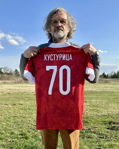 Federación rusa de fútbol obsequió camiseta al cineasta serbio Emir Kusturica