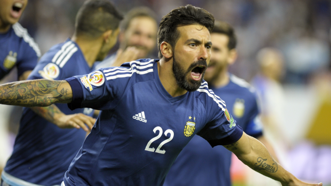 Ezequiel Lavezzi se dejó ver por primera vez tras ser internado en Argentina