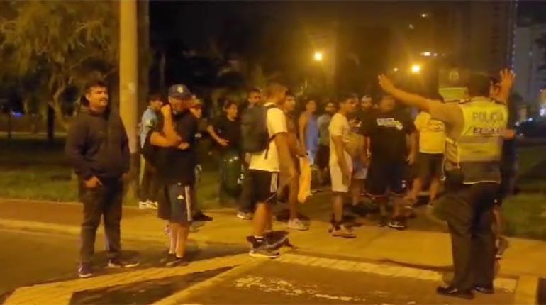 [Videos] Hinchas de Sporting Cristal usaron armas y fuegos artificiales en hotel de Always Ready