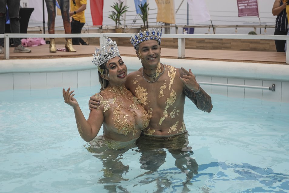 Nicolás Solabarrieta protagonizó piscinazo como “Rey de Viña” junto a Naya Fácil