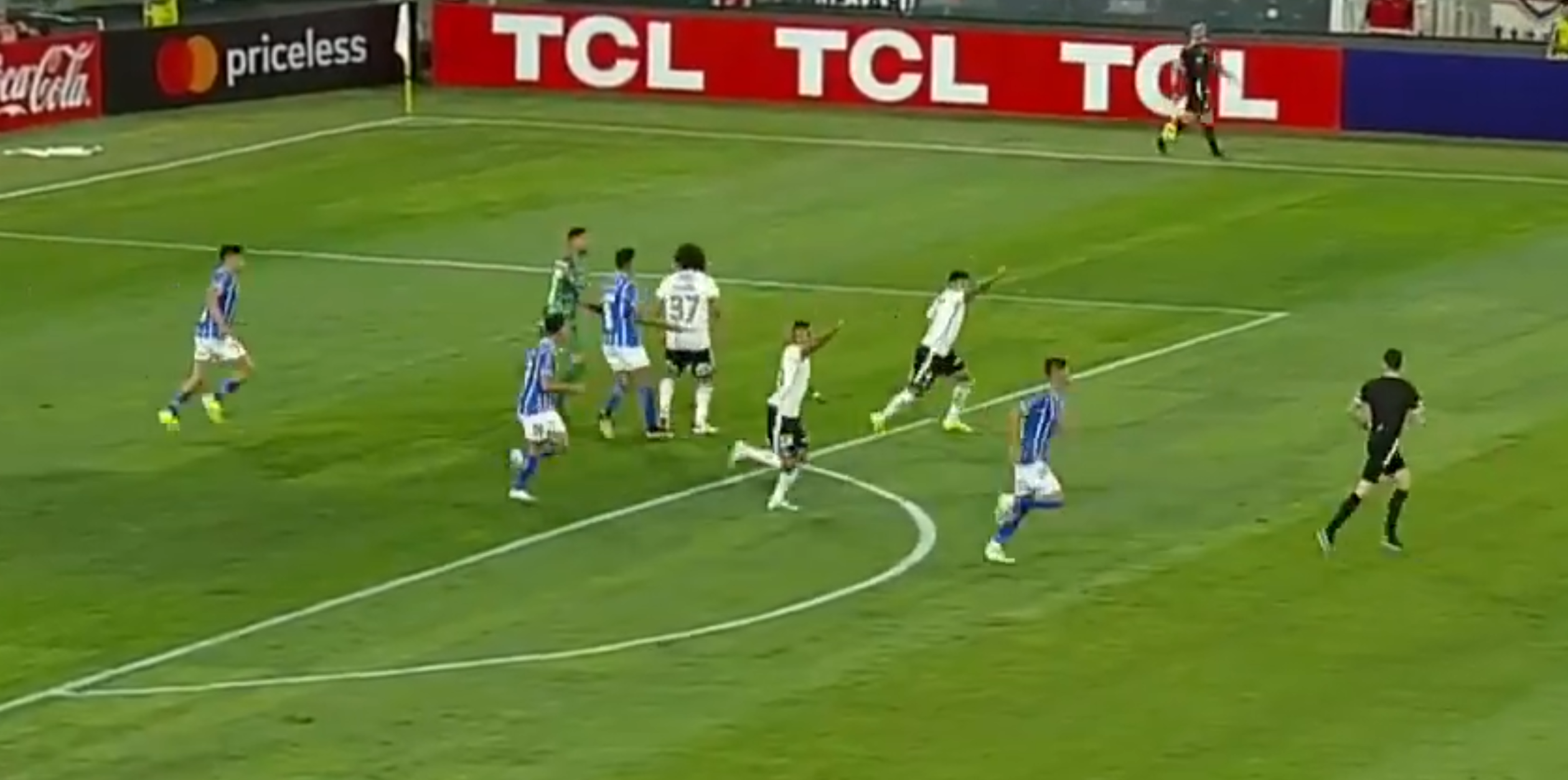 ¿Fue mano? El penal que reclamó Colo Colo ante Godoy Cruz en la Libertadores