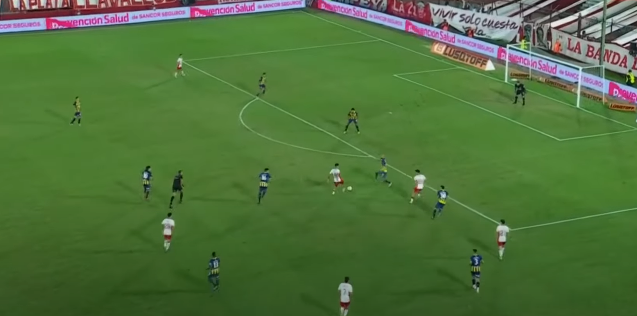 Williams Alarcón se lució con gran asistencia en triunfo de Huracán sobre Rosario Central