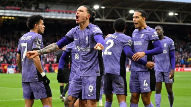 Liverpool venció en el final a Nottingham Forest para seguir como líder de la Premier