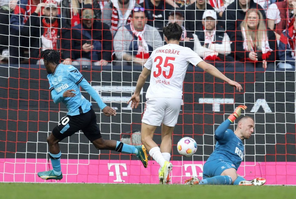 Frimpong y Grimaldo le dieron el triunfo a Leverkusen para seguir puntero