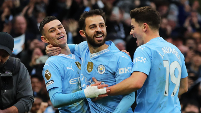 Phil Foden marcó un doblete en la remontada de Manchester City en el derbi ante Manchester United