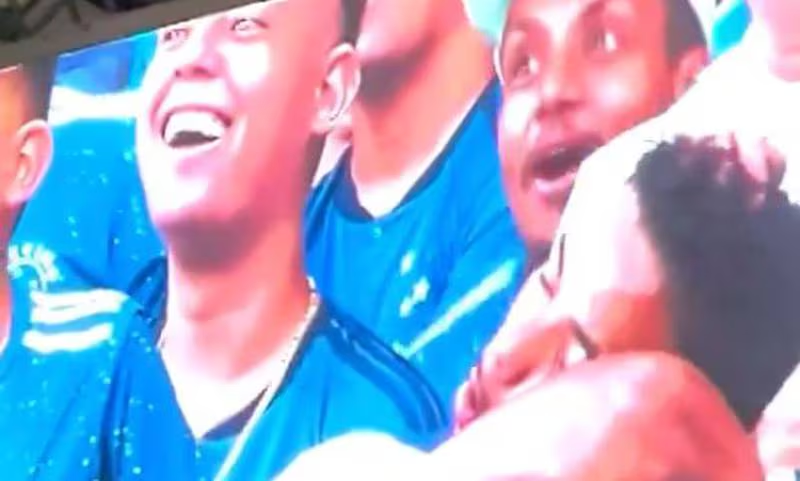 Viral: Hincha se durmió en pleno partido en Brasil y su imagen dio la vuelta al mundo