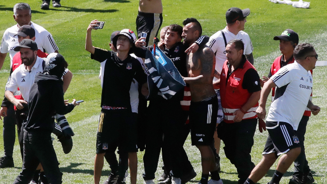 Hinchas de Colo Colo invadieron la cancha del Monumental durante el arengazo