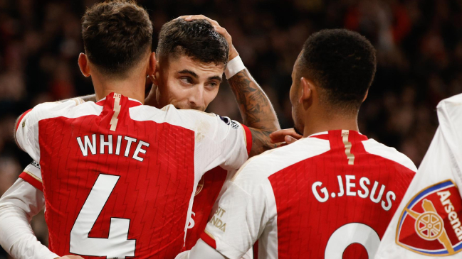 Arsenal ganó con anotación cerca del final y alcanzó el liderato de la Premier League