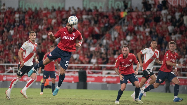 Mauricio Isla destacó en el empate que Independiente salvó ante River Plate de Paulo Díaz