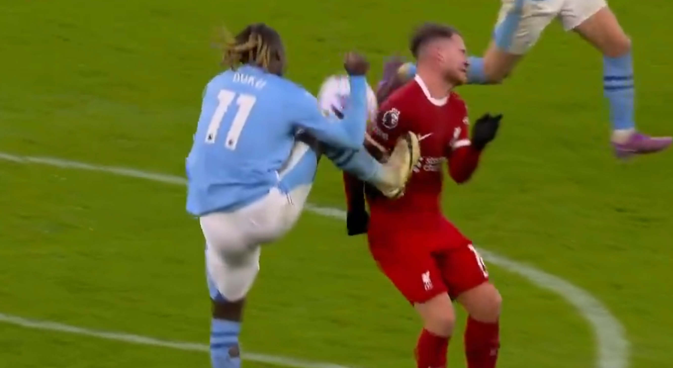 ¿Era penal? La polémica patada de Doku a Mac Allister en el empate de Liverpool y Man. City