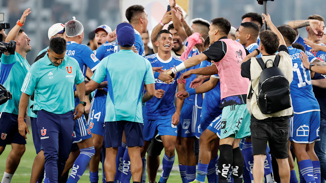 Toselli encabezó los efusivos festejos en cancha de la U luego del triunfo sobre Colo Colo