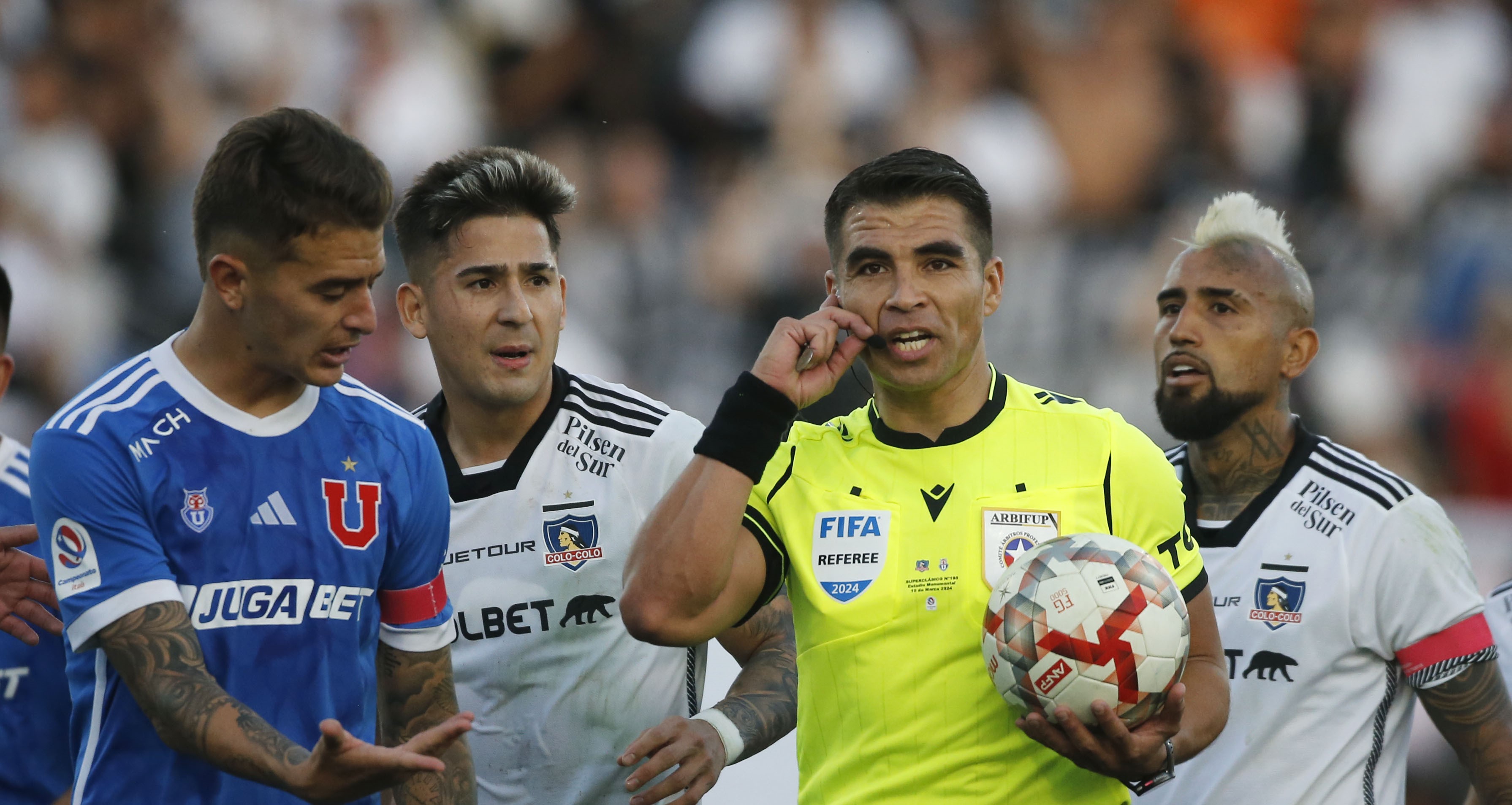 Informe arbitral del Superclásico detalló incidentes de hinchas de Colo Colo y una infracción de la U
