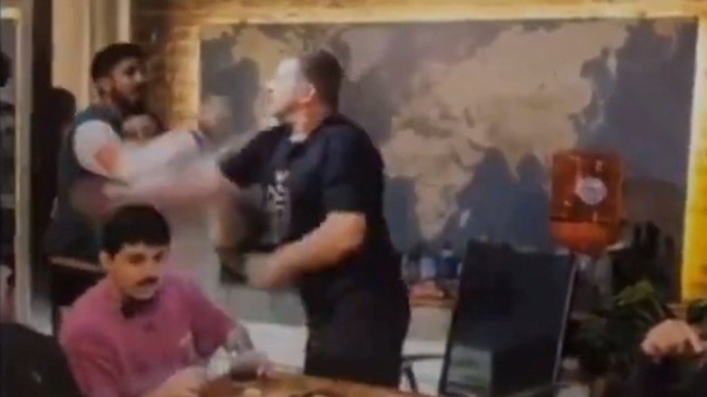 [Video] Exjugador argentino terminó a los combos mientras realizaba un live