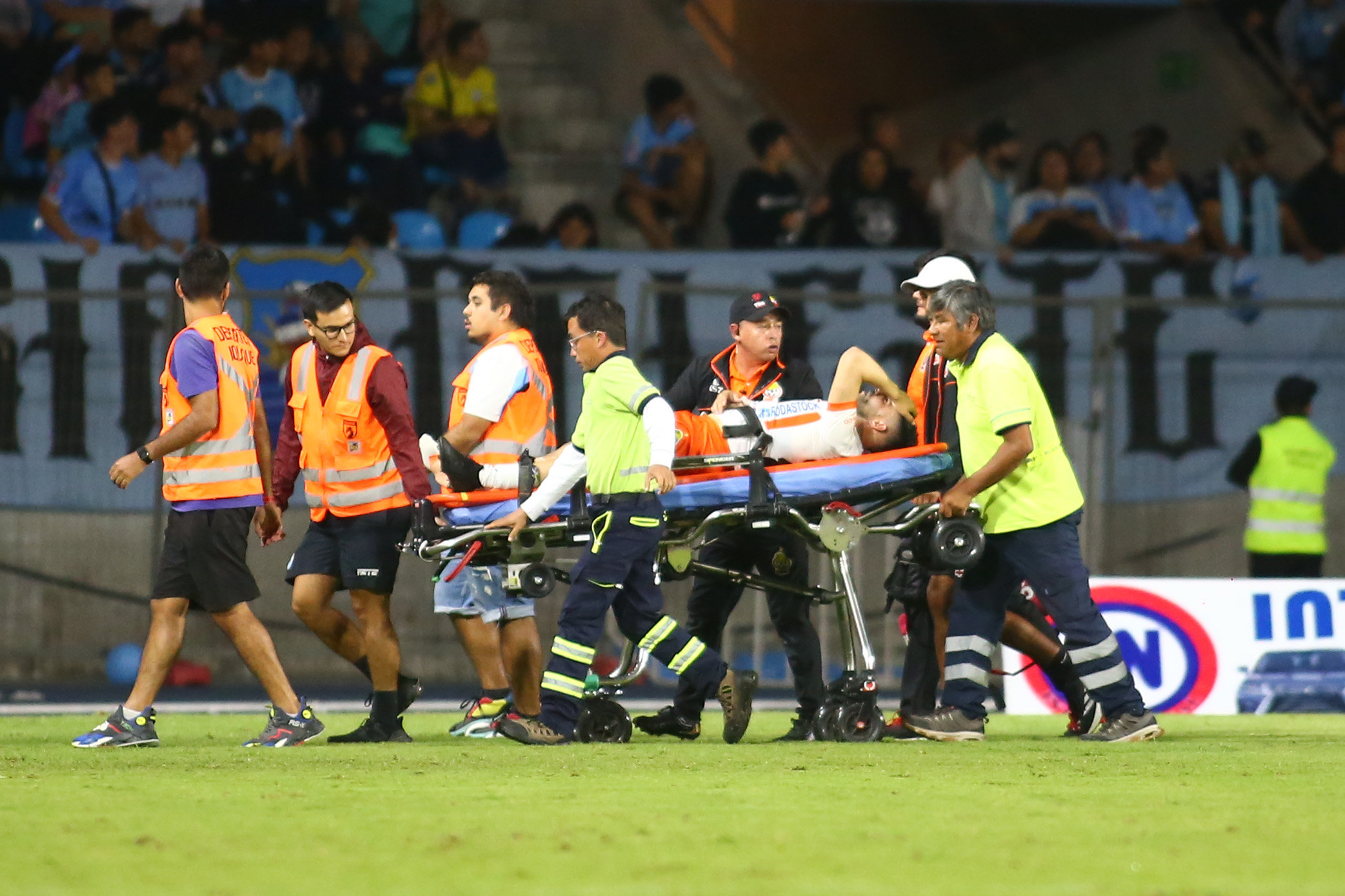 Terminó en ambulancia: Nelson Sepúlveda sufrió grave lesión en derrota de Cobresal ante Iquique