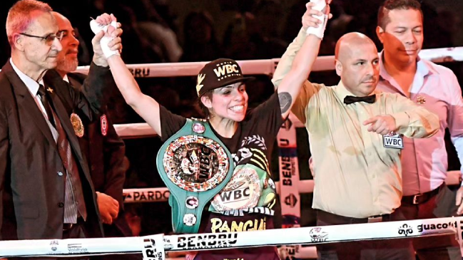 Daniela “Leona” Asenjo retuvo su título mundial de boxeo en Valdivia