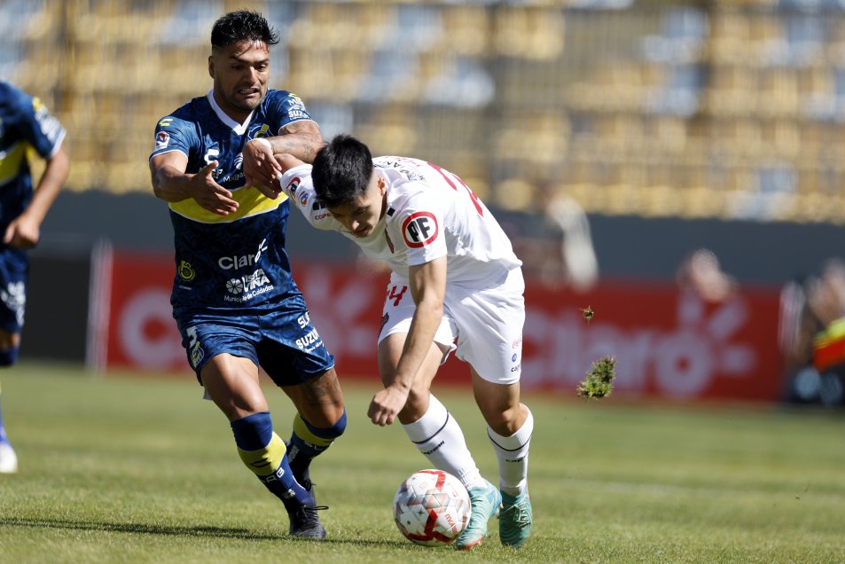 Rodrigo Contreras lideró con doblete el triunfo de Everton sobre Ñublense en Sausalito