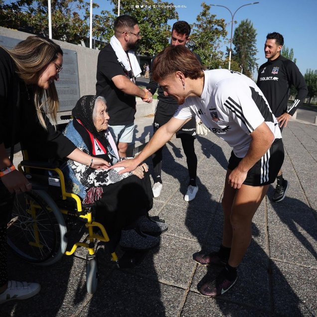 Plantel de Colo Colo compartió con la Abuelita Alba en el Monumental