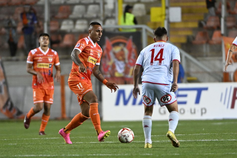 Cobreloa encadenó su tercera victoria al superar en polémico duelo a Unión Española
