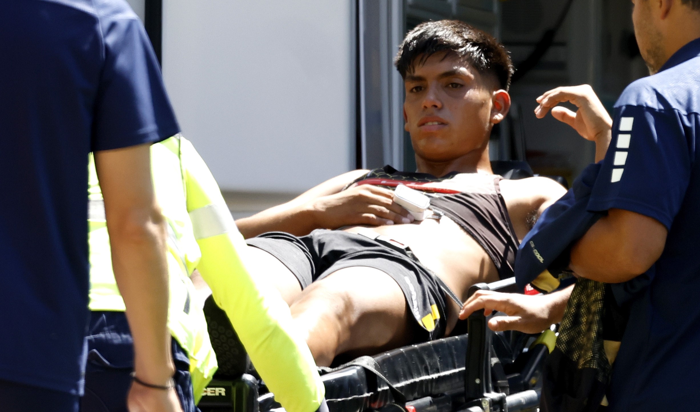 Debut para el olvido: Dixon Pereira terminó en ambulancia tras duro golpe de Maximiliano Falcón