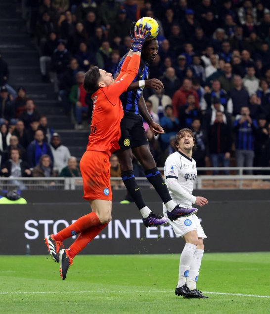 Alexis tuvo escasos minutos en duelo de Inter y Napoli antes de sumarse a La Roja