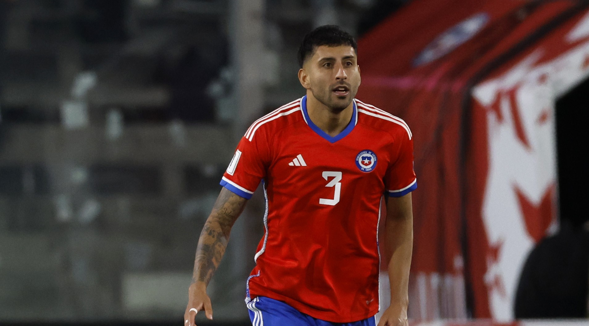 Guillermo Maripán salió con molestias de la práctica de La Roja de Gareca