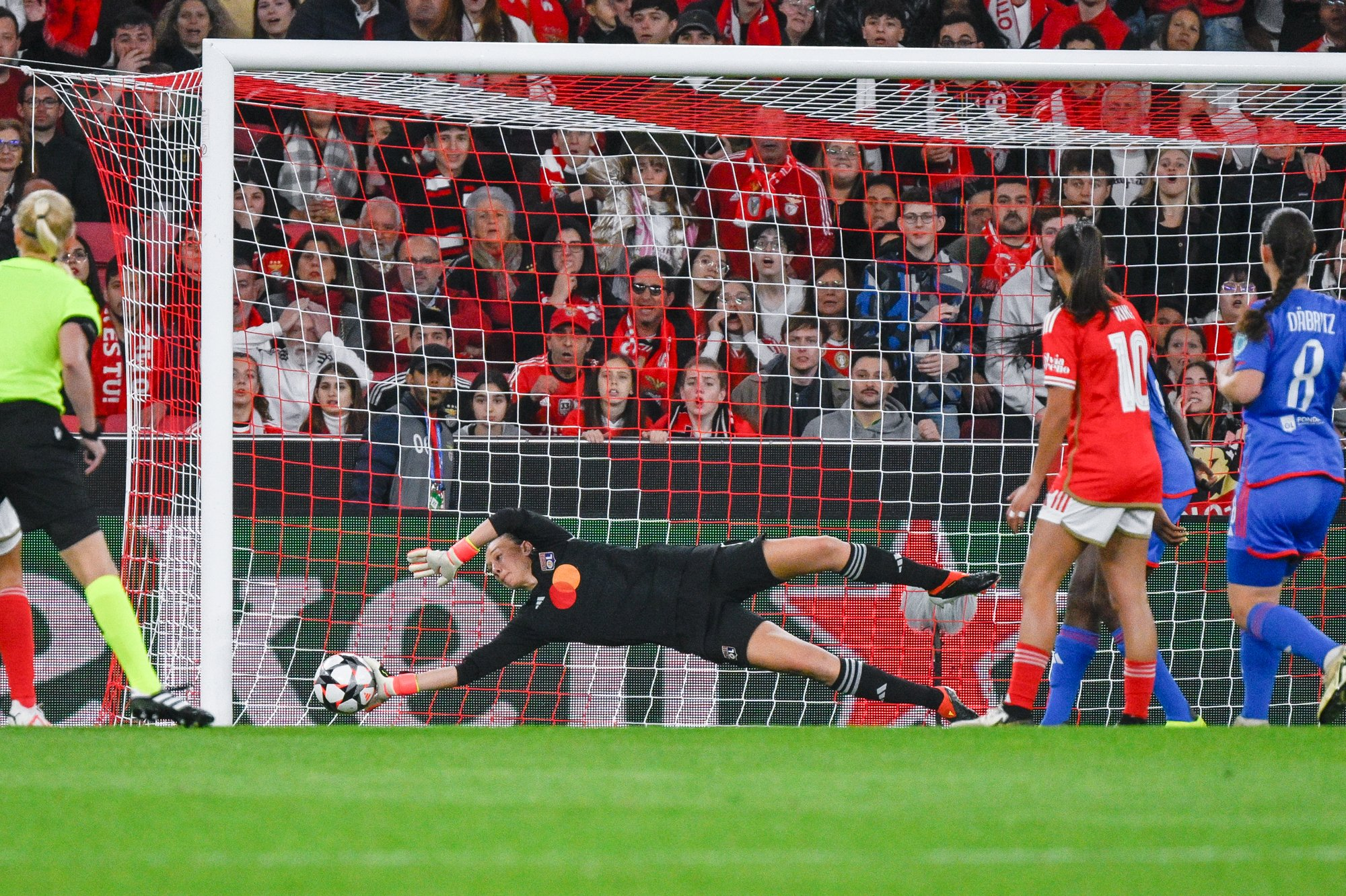 Lyon de Christiane Endler venció a Benfica en cuartos de la Champions Femenina