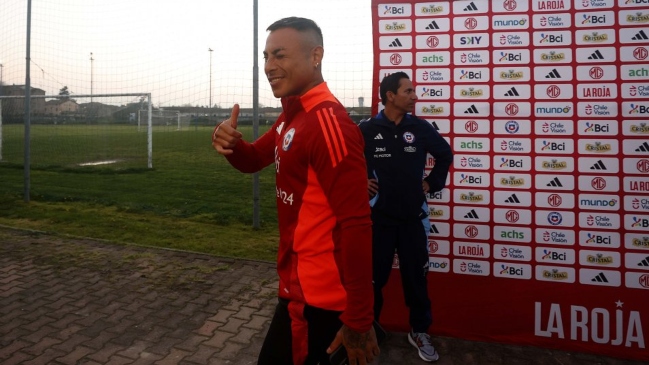 Eduardo Vargas recibió la visita de su pareja en la concentración de la Roja