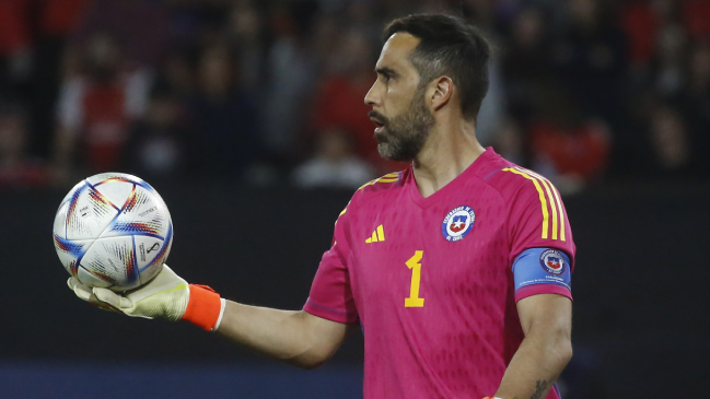 Claudio Bravo retomó la capitanía de La Roja en el duelo contra Albania