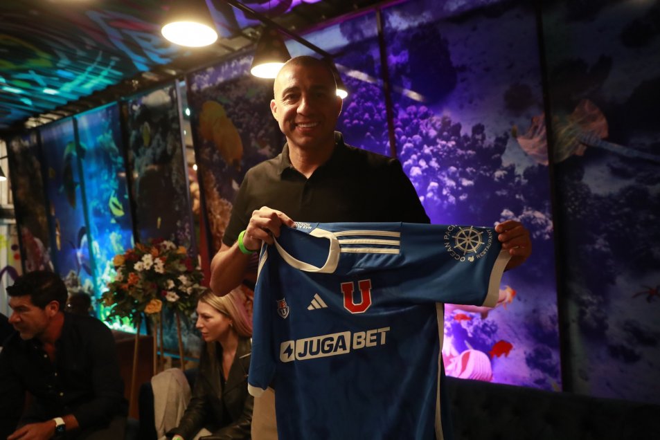 Leyendas del fútbol mundial posaron con la camiseta de Universidad de Chile