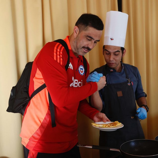 ¿Nueva faceta? Claudio Bravo participó en la cocina en gira con La Roja