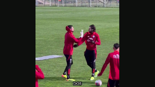 ¿Dijo pelota?: Las bromas a Ben Brereton por su español en una nueva práctica de la Roja