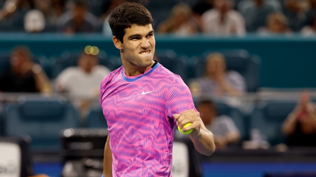 Carlos Alcaraz avanza a pie firme en el Miami Open