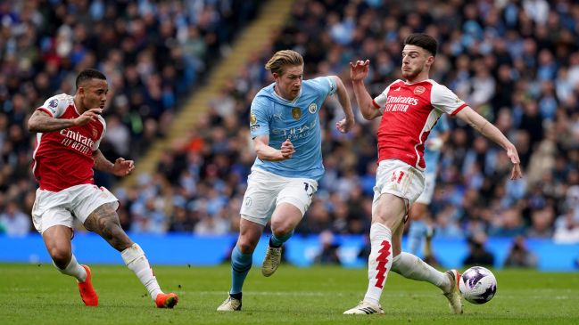 Manchester City y Arsenal empataron y le entregaron el primer lugar de la Premier al Liverpool